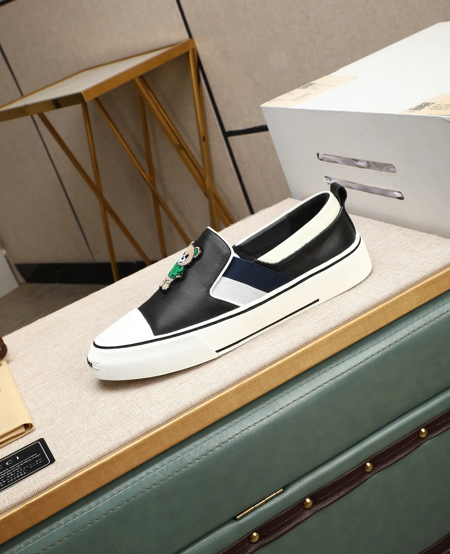 Men's shoes 💰460 GUCCI🔍🔍The latest models are on sale at the same time at the counter. Original calfskin imported from Italy, genuine leather lining, (high-end, extravagant, and classy) with exquisite workmanship. Soles: Original soles specially provided by the original factory. ⚠Exclusive double-layer movable molded soles are super comfortable⚠. Photos of the real thing🎬The real thing is even better🔍🔍"High quality·Follow the order" Code number 38-44